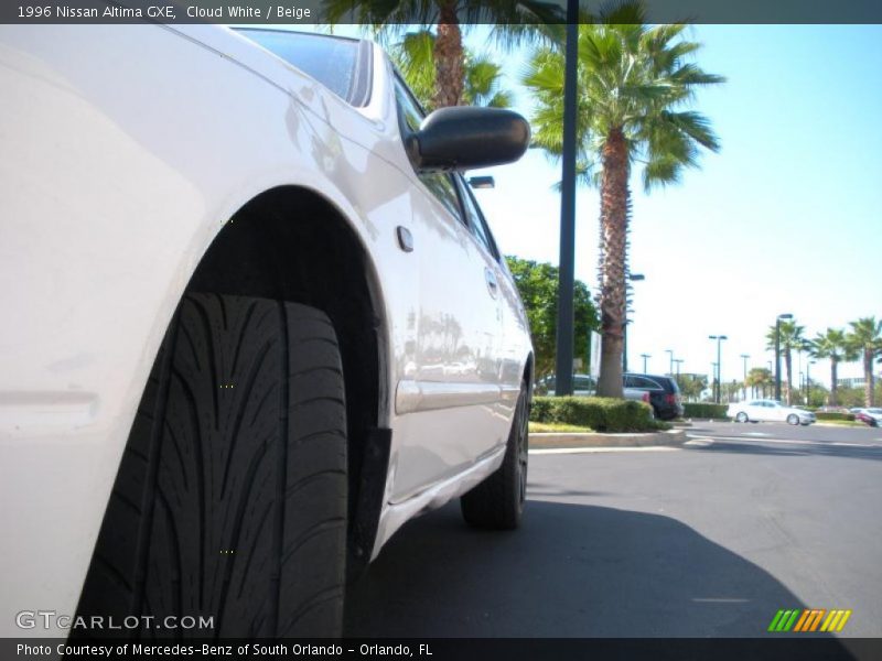 Cloud White / Beige 1996 Nissan Altima GXE