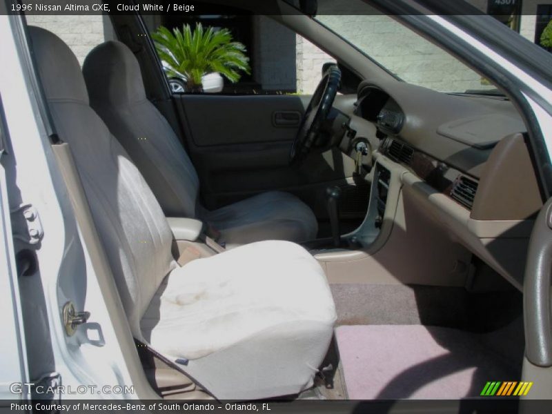 Cloud White / Beige 1996 Nissan Altima GXE