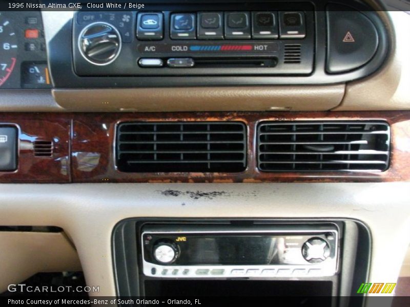 Cloud White / Beige 1996 Nissan Altima GXE