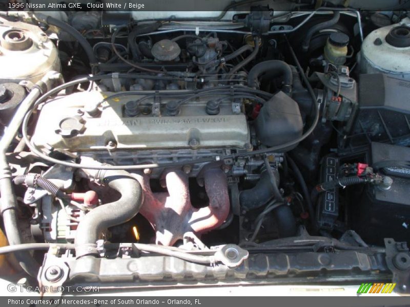 Cloud White / Beige 1996 Nissan Altima GXE