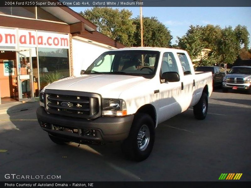 Oxford White / Medium Flint 2004 Ford F250 Super Duty XL Crew Cab 4x4