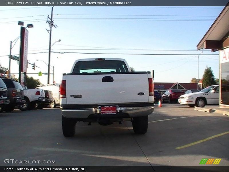 Oxford White / Medium Flint 2004 Ford F250 Super Duty XL Crew Cab 4x4
