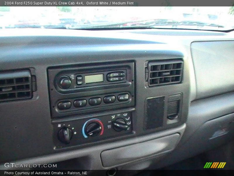 Oxford White / Medium Flint 2004 Ford F250 Super Duty XL Crew Cab 4x4