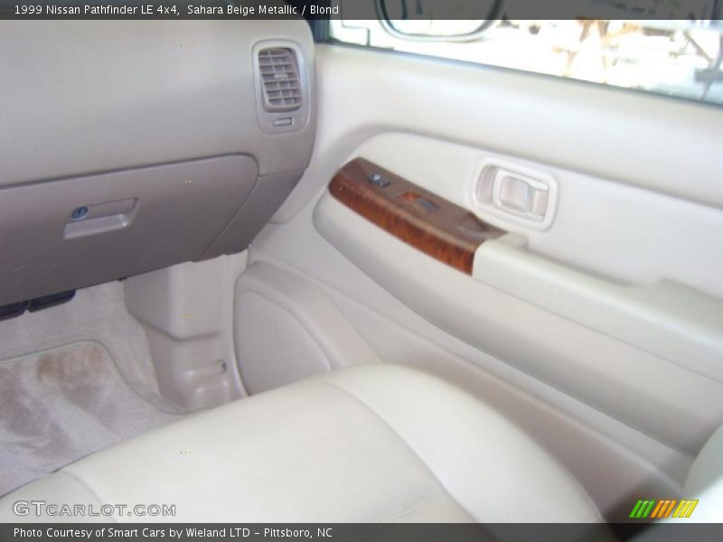 Sahara Beige Metallic / Blond 1999 Nissan Pathfinder LE 4x4