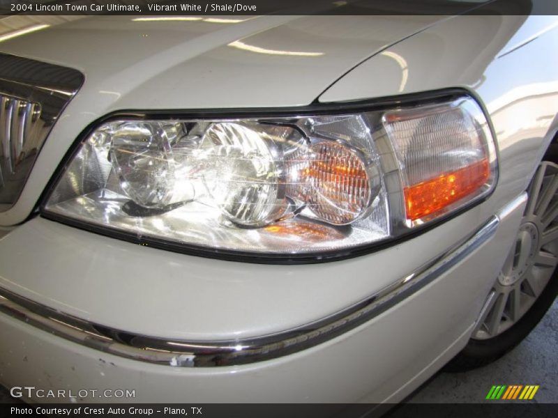 Vibrant White / Shale/Dove 2004 Lincoln Town Car Ultimate