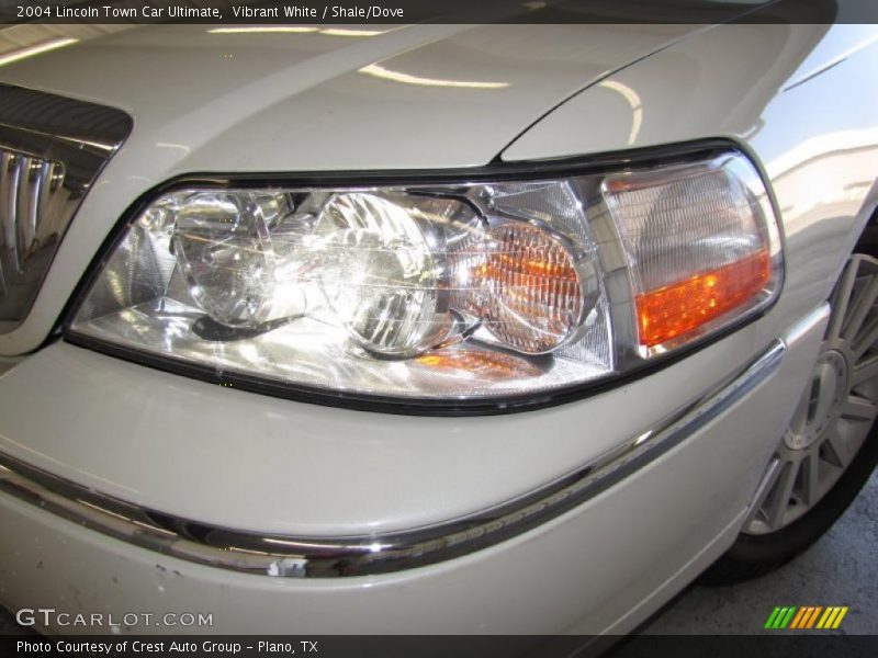 Vibrant White / Shale/Dove 2004 Lincoln Town Car Ultimate