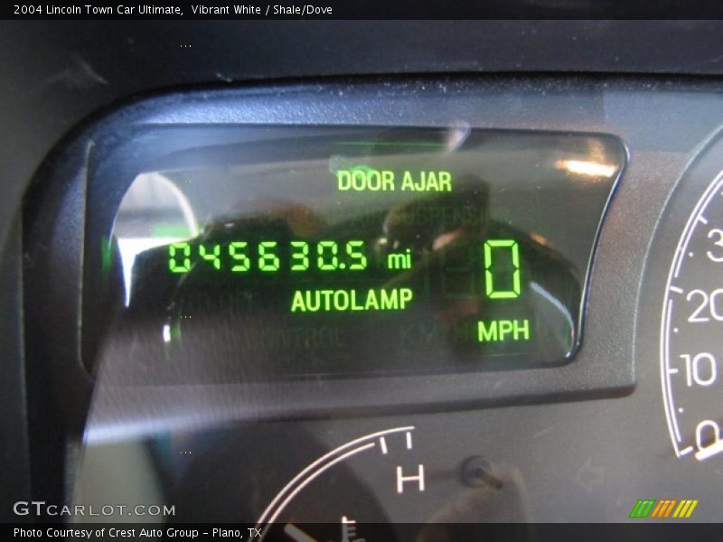 Vibrant White / Shale/Dove 2004 Lincoln Town Car Ultimate