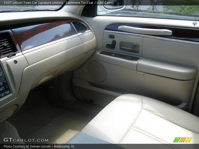 Cashmere Tri-Coat / Light Camel 2007 Lincoln Town Car Signature Limited