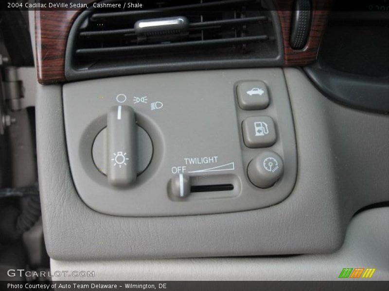 Cashmere / Shale 2004 Cadillac DeVille Sedan