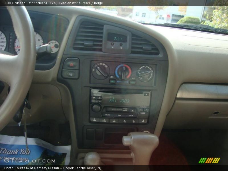 Glacier White Pearl / Beige 2003 Nissan Pathfinder SE 4x4