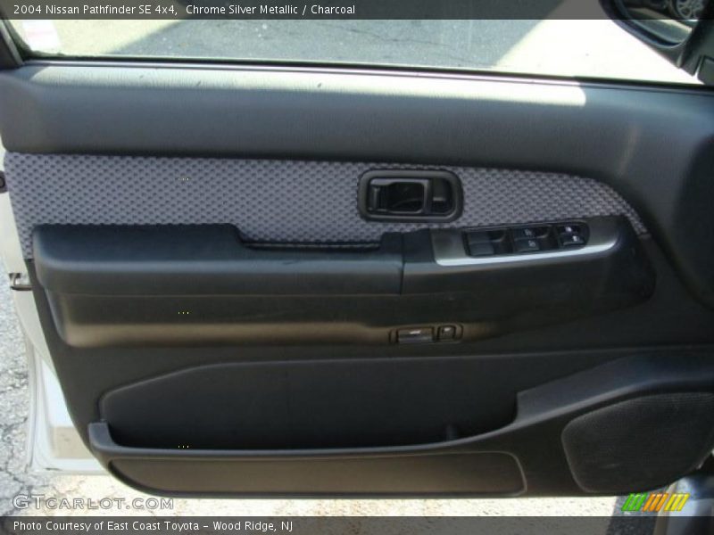 Chrome Silver Metallic / Charcoal 2004 Nissan Pathfinder SE 4x4