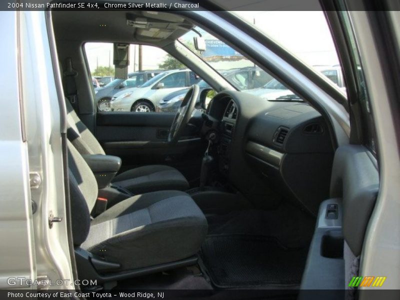 Chrome Silver Metallic / Charcoal 2004 Nissan Pathfinder SE 4x4