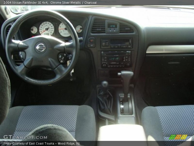 Chrome Silver Metallic / Charcoal 2004 Nissan Pathfinder SE 4x4