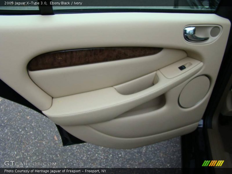 Ebony Black / Ivory 2005 Jaguar X-Type 3.0