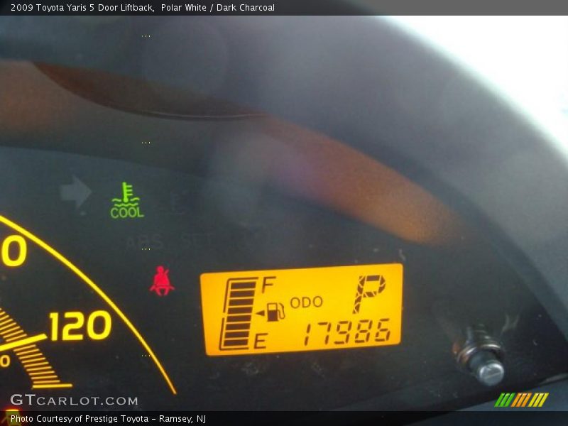 Polar White / Dark Charcoal 2009 Toyota Yaris 5 Door Liftback