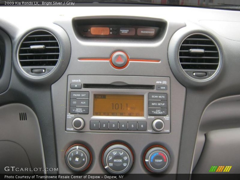 Bright Silver / Gray 2009 Kia Rondo LX