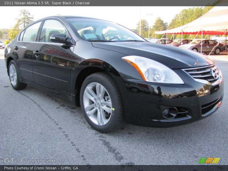 Front 3/4 View of 2011 Altima 3.5 SR
