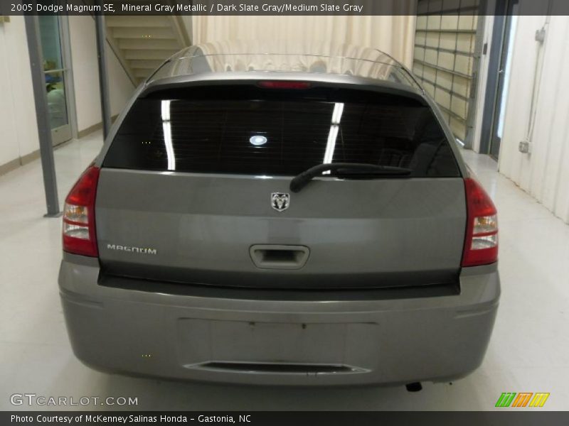 Mineral Gray Metallic / Dark Slate Gray/Medium Slate Gray 2005 Dodge Magnum SE