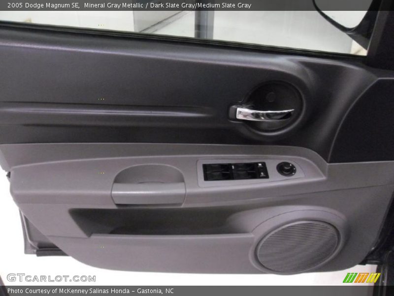 Mineral Gray Metallic / Dark Slate Gray/Medium Slate Gray 2005 Dodge Magnum SE