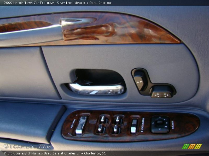 Silver Frost Metallic / Deep Charcoal 2000 Lincoln Town Car Executive