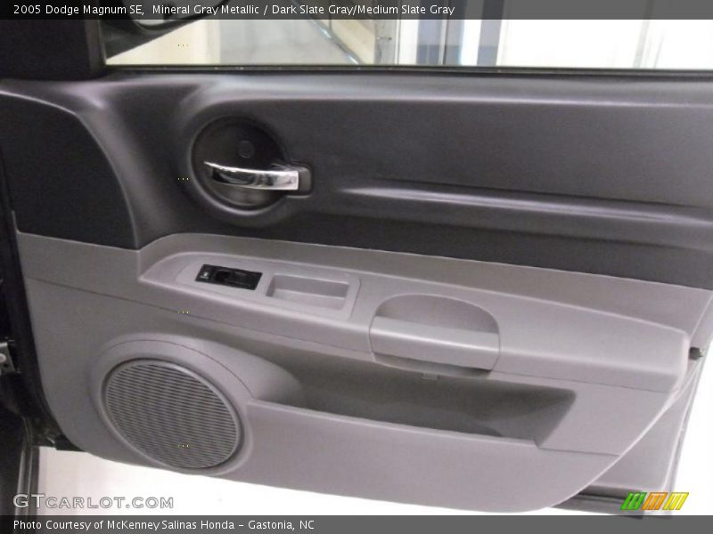 Mineral Gray Metallic / Dark Slate Gray/Medium Slate Gray 2005 Dodge Magnum SE