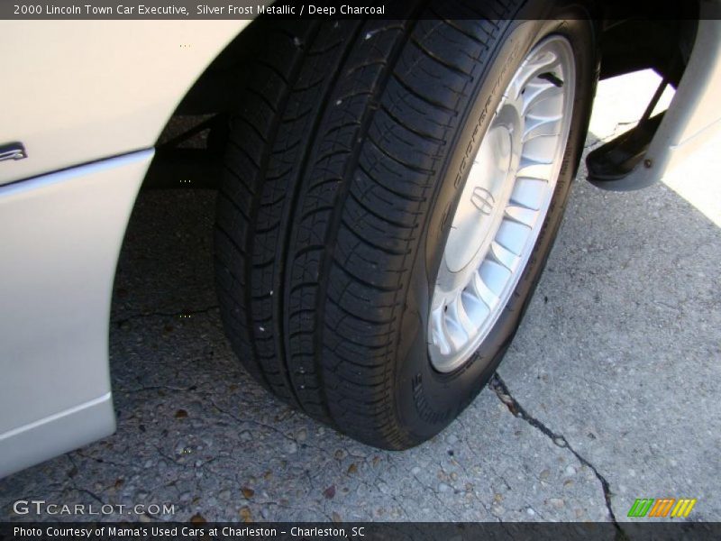 Silver Frost Metallic / Deep Charcoal 2000 Lincoln Town Car Executive