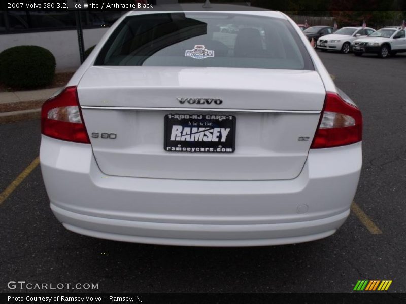 Ice White / Anthracite Black 2007 Volvo S80 3.2