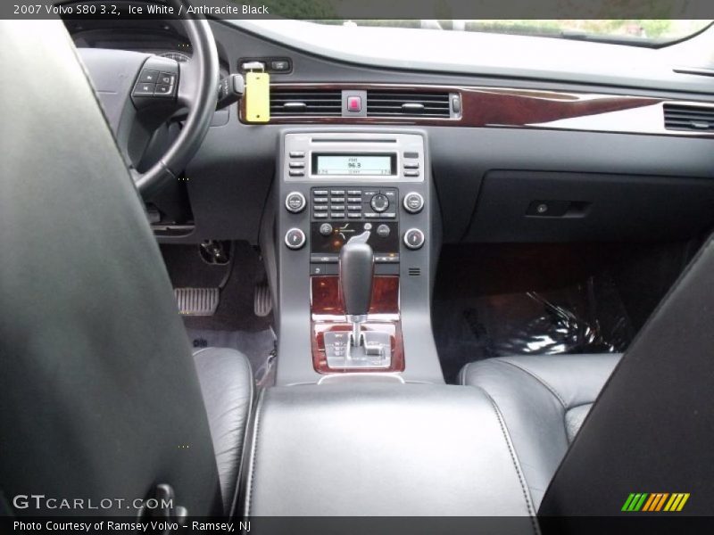 Ice White / Anthracite Black 2007 Volvo S80 3.2