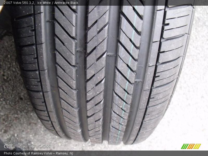 Ice White / Anthracite Black 2007 Volvo S80 3.2