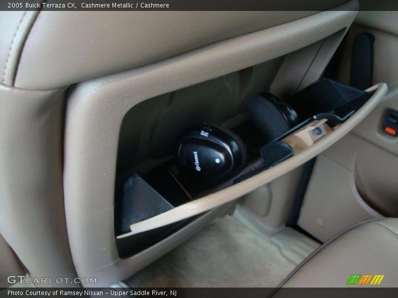 Cashmere Metallic / Cashmere 2005 Buick Terraza CX