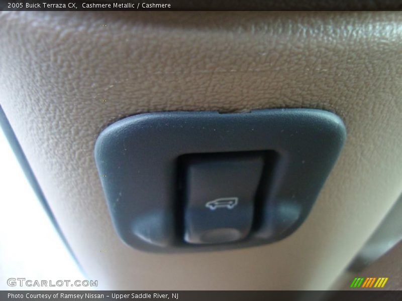 Cashmere Metallic / Cashmere 2005 Buick Terraza CX