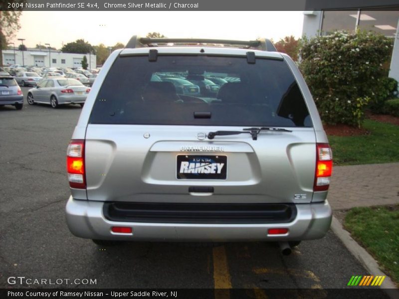 Chrome Silver Metallic / Charcoal 2004 Nissan Pathfinder SE 4x4