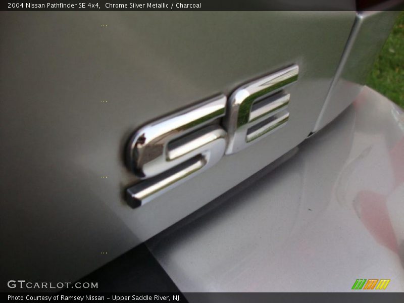 Chrome Silver Metallic / Charcoal 2004 Nissan Pathfinder SE 4x4
