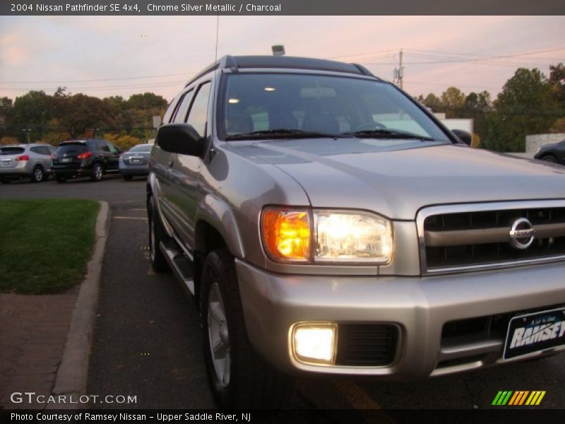 Chrome Silver Metallic / Charcoal 2004 Nissan Pathfinder SE 4x4