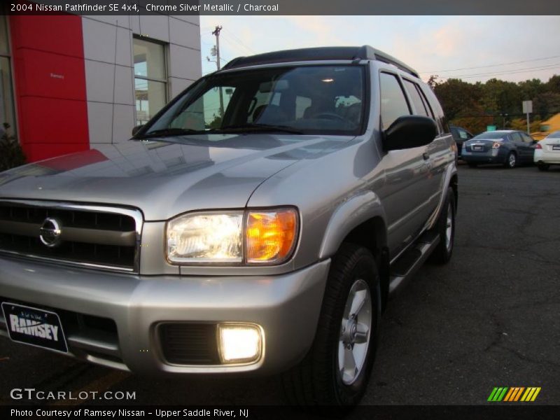 Chrome Silver Metallic / Charcoal 2004 Nissan Pathfinder SE 4x4