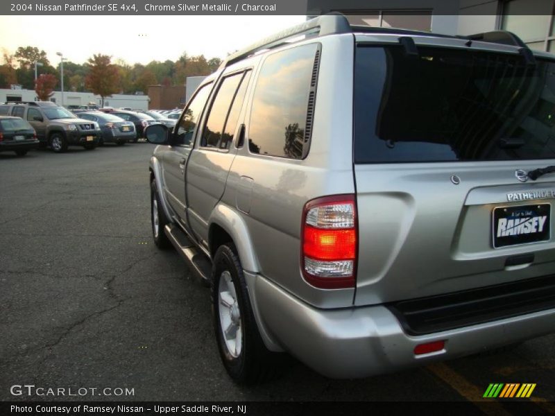 Chrome Silver Metallic / Charcoal 2004 Nissan Pathfinder SE 4x4