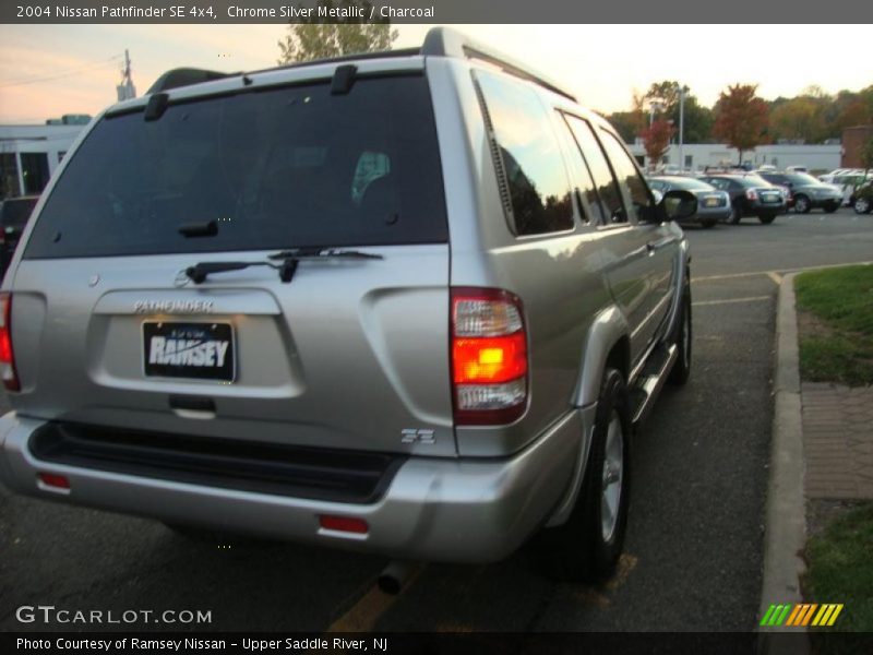 Chrome Silver Metallic / Charcoal 2004 Nissan Pathfinder SE 4x4