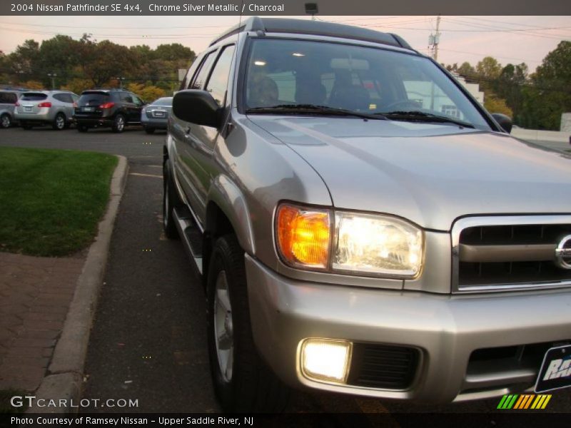 Chrome Silver Metallic / Charcoal 2004 Nissan Pathfinder SE 4x4