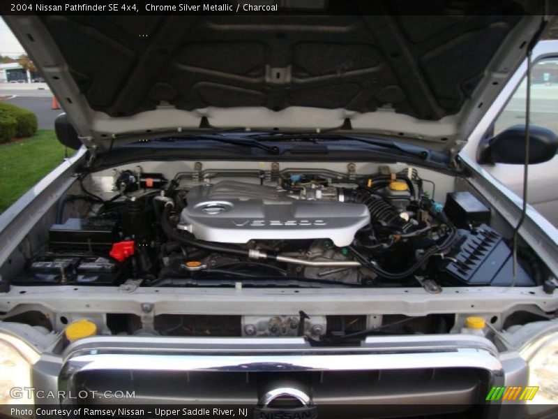 Chrome Silver Metallic / Charcoal 2004 Nissan Pathfinder SE 4x4