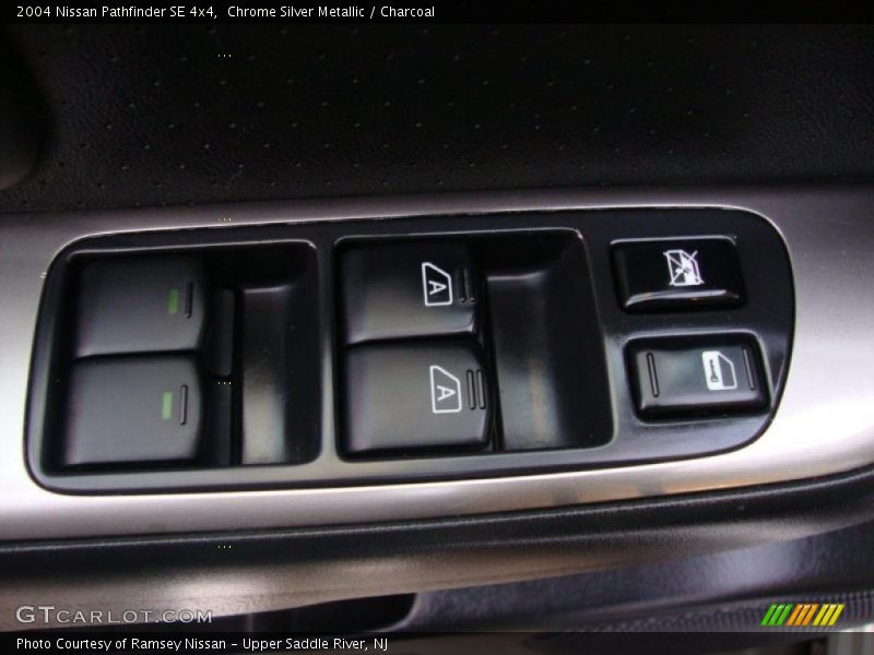 Chrome Silver Metallic / Charcoal 2004 Nissan Pathfinder SE 4x4