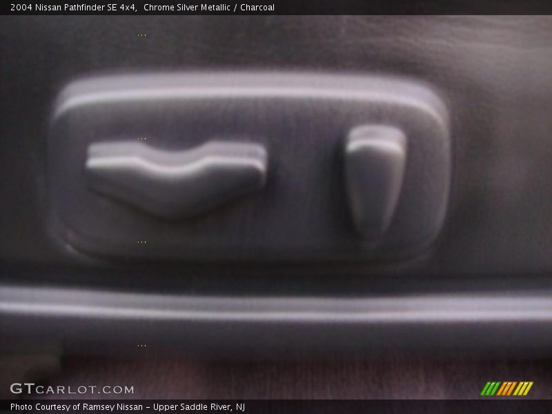 Chrome Silver Metallic / Charcoal 2004 Nissan Pathfinder SE 4x4