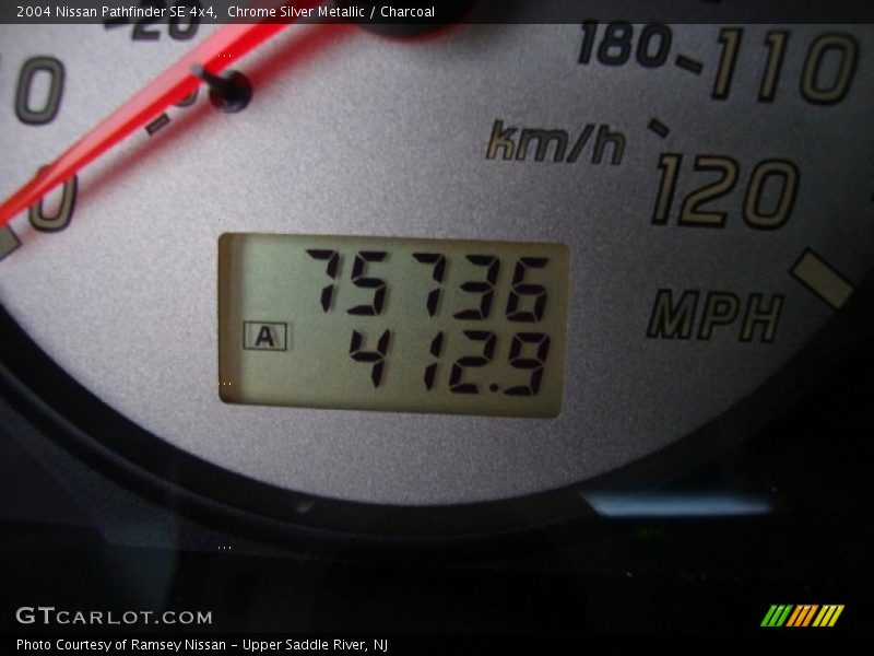 Chrome Silver Metallic / Charcoal 2004 Nissan Pathfinder SE 4x4