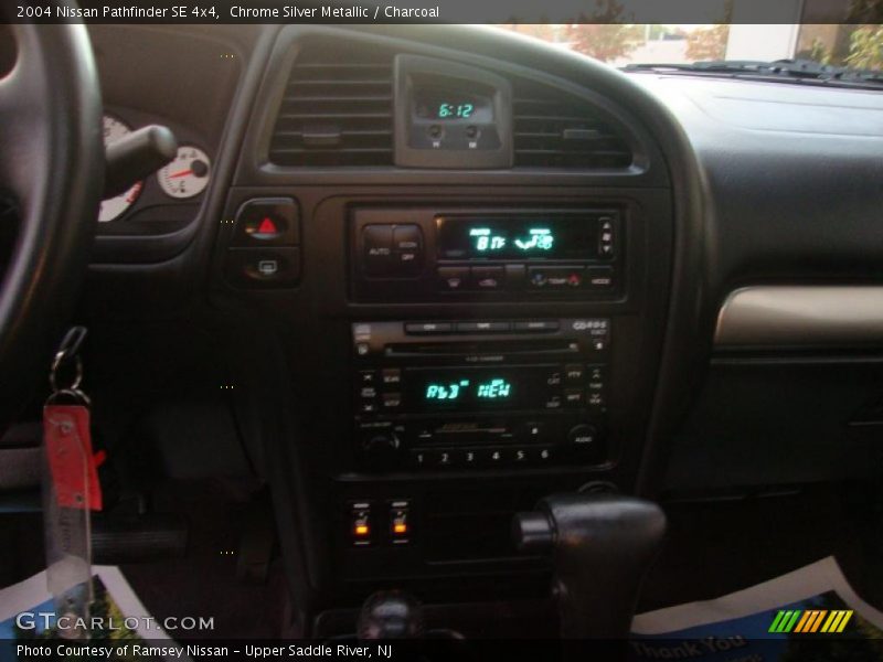 Chrome Silver Metallic / Charcoal 2004 Nissan Pathfinder SE 4x4