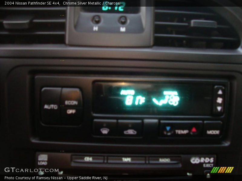 Chrome Silver Metallic / Charcoal 2004 Nissan Pathfinder SE 4x4