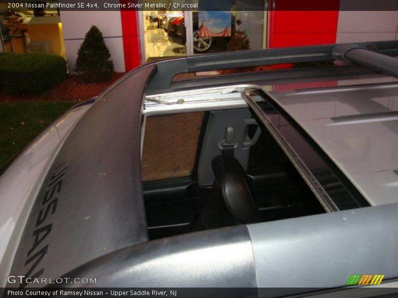 Chrome Silver Metallic / Charcoal 2004 Nissan Pathfinder SE 4x4