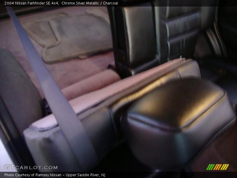 Chrome Silver Metallic / Charcoal 2004 Nissan Pathfinder SE 4x4