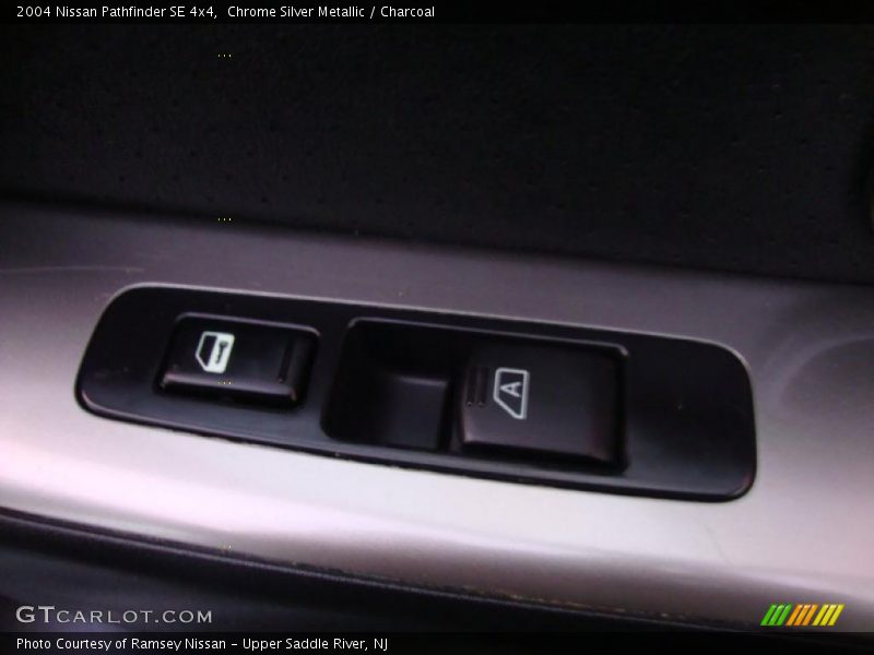 Chrome Silver Metallic / Charcoal 2004 Nissan Pathfinder SE 4x4