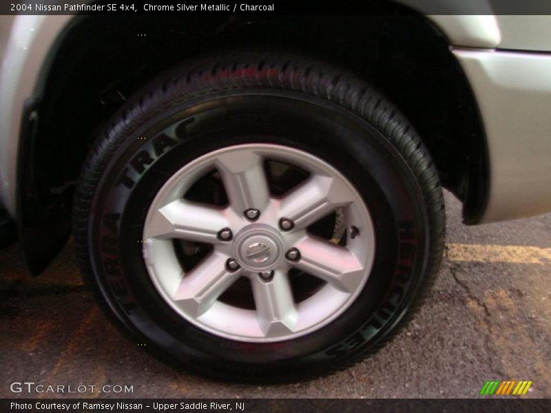 Chrome Silver Metallic / Charcoal 2004 Nissan Pathfinder SE 4x4