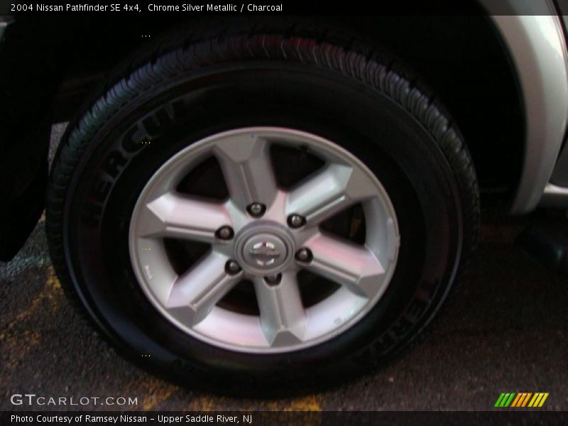 Chrome Silver Metallic / Charcoal 2004 Nissan Pathfinder SE 4x4