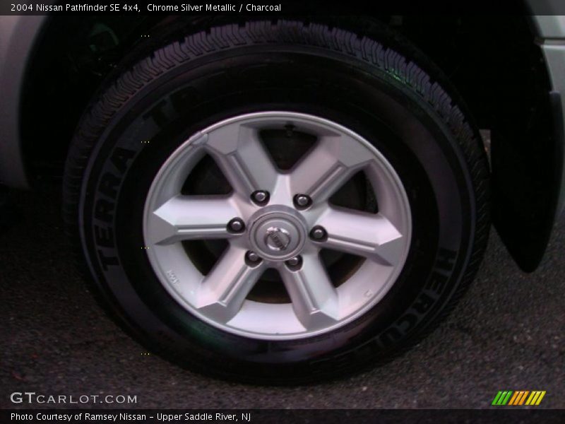 Chrome Silver Metallic / Charcoal 2004 Nissan Pathfinder SE 4x4